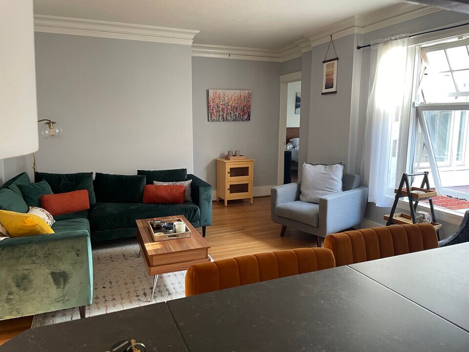 1811 NW Couch St, Unit 512 in Portland, OR - Building Photo