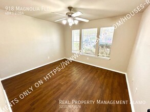 918 Magnolia Field in San Antonio, TX - Building Photo - Building Photo