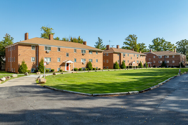 Briardale Commons in Euclid, OH - Foto de edificio - Building Photo