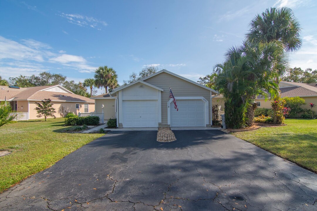 1868 Sixty Oaks Ln in Vero Beach, FL - Foto de edificio