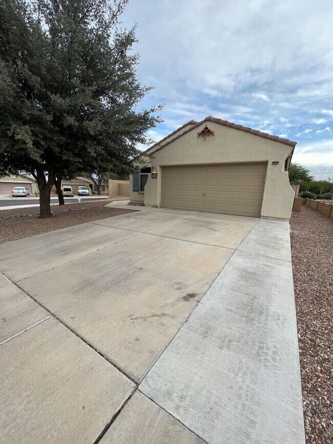 8231 W Lapis Moon Ln in Tucson, AZ - Building Photo - Building Photo