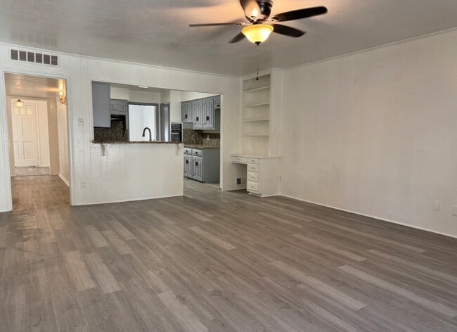 7747 Dentcrest Dr in Dallas, TX - Foto de edificio - Building Photo