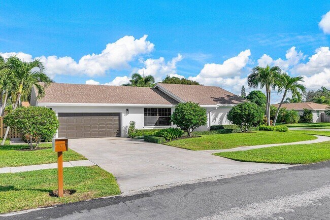 555 SW 24th Ave in Boynton Beach, FL - Building Photo - Building Photo