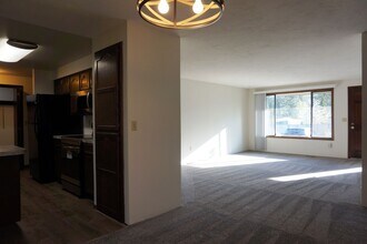 9617 N Indian Trail Rd in Spokane, WA - Building Photo - Building Photo
