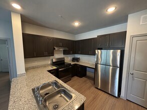 950 FM2001 in Buda, TX - Foto de edificio - Building Photo