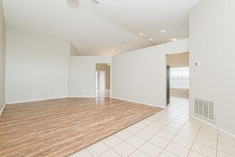214 Island Water Way in Apollo Beach, FL - Building Photo - Building Photo