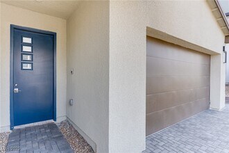 1985 Regal Bluff Dr in Henderson, NV - Building Photo - Building Photo