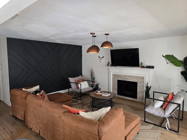6872 Greenleaf Dr
