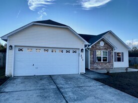 211 Hidden Oaks Dr in Jacksonville, NC - Building Photo