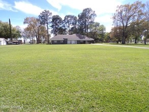 208 Thoroughbred Dr in Lafayette, LA - Building Photo - Building Photo