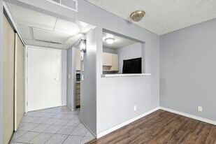 300 N Civic Dr in Walnut Creek, CA - Building Photo