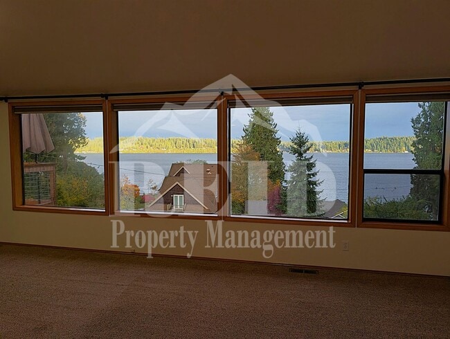 8876 Utah St NE in Bremerton, WA - Building Photo - Building Photo