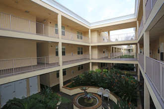 Haleakala Luxury Apartments in Sherman Oaks, CA - Foto de edificio - Building Photo