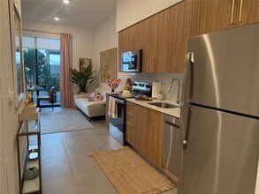 2001 Van Buren St in Hollywood, FL - Foto de edificio - Building Photo