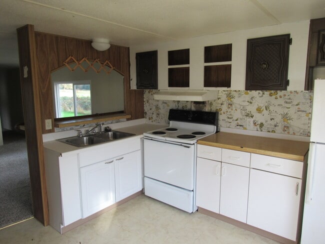 5692 Northwest Dr in Bellingham, WA - Building Photo - Building Photo