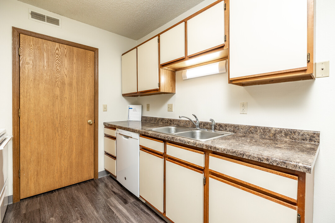 Raintree Apartments in Cedar Rapids, IA - Building Photo