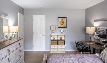 Hawthorne Living in Central Islip, NY - Foto de edificio - Building Photo