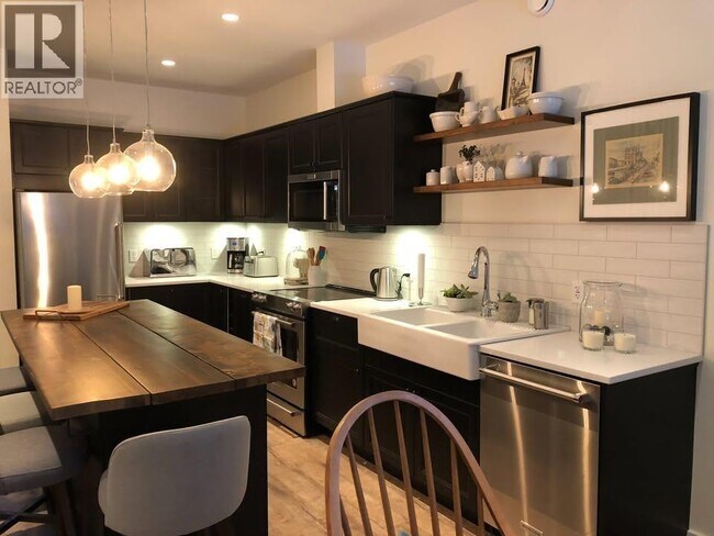 721 Wellington Dr in North Vancouver, BC - Building Photo - Building Photo