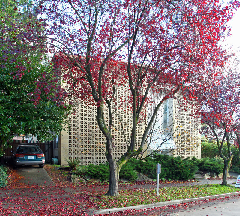 Starlighter Apartments in Seattle, WA - Building Photo