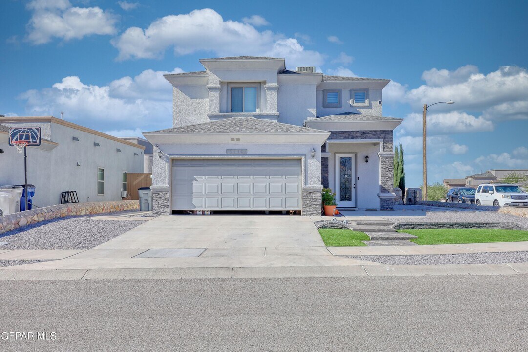 2163 Enchanted Brk Dr in El Paso, TX - Building Photo