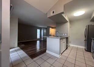 11311 Sir Winston St, Unit 308 in San Antonio, TX - Foto de edificio - Building Photo