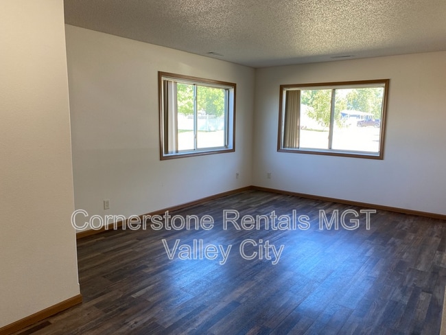 508 10th St NE in Valley City, ND - Foto de edificio - Building Photo