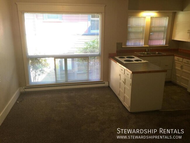 1841 Kincaid St, Unit 30 in Eugene, OR - Building Photo - Building Photo