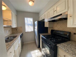 5249 Meadow Creek Dr in Austin, TX - Building Photo - Building Photo