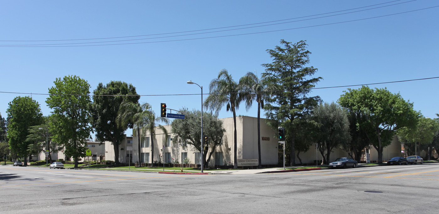 Linda Granada Apartments in Granada Hills, CA - Foto de edificio