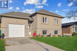 71 Locheed Dr in Hamilton, ON - Building Photo