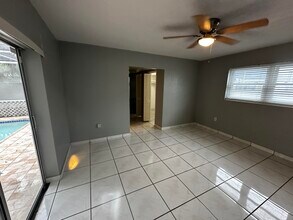 7225 Grandview Blvd in Miramar, FL - Building Photo - Building Photo