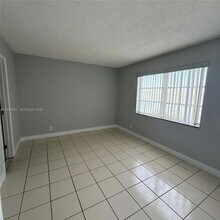 8710 N Sherman Cir in Miramar, FL - Foto de edificio - Building Photo
