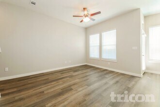 3015 Songbird Ln in Garland, TX - Foto de edificio - Building Photo