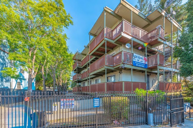 Redwood Crest Apartments in Oakland, CA - Building Photo - Building Photo