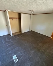 905 W 37th Ave in Hobart, IN - Foto de edificio - Building Photo