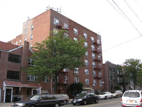 75-06 Woodside Ave in Flushing, NY - Building Photo - Building Photo