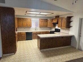 555 North Ct in Corcoran, CA - Foto de edificio - Building Photo