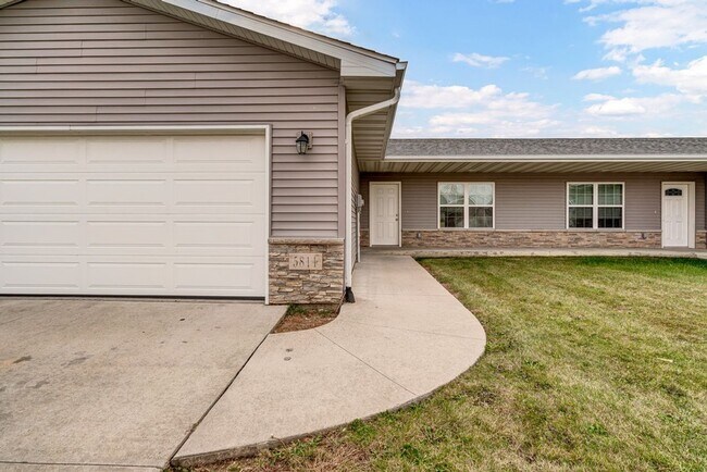 5814 Summerland Drive in Waterloo, IA - Building Photo - Building Photo