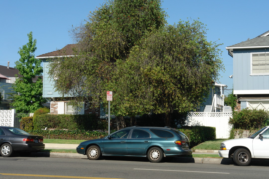 4545 Hazeltine Ave in Sherman Oaks, CA - Foto de edificio