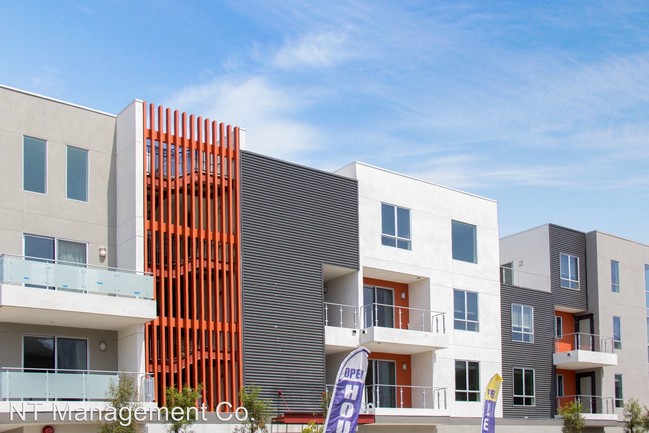 11929 Courtleigh Dr-Unit -Apt. 307 in Los Angeles, CA - Building Photo - Building Photo