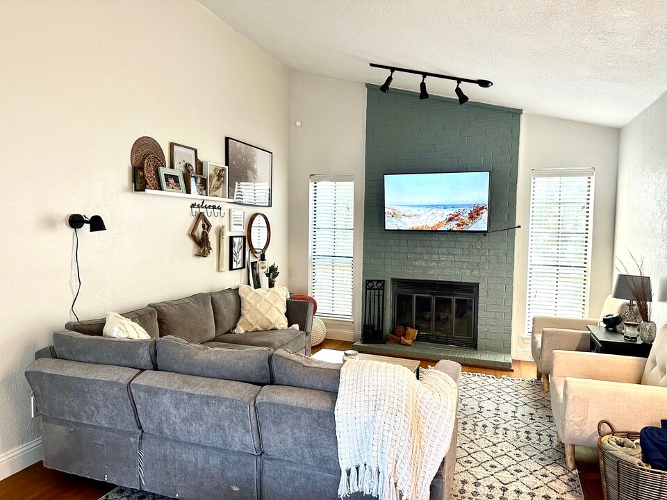 1108 Quail Valley Ln in Arlington, TX - Building Photo