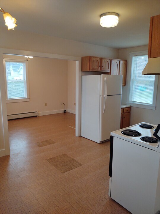 330 Lake Rd in St. Albans, VT - Building Photo