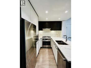 567 Clarke Rd in Coquitlam, BC - Building Photo - Building Photo