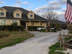 7453 County Rd 98 in Alvin, TX - Building Photo