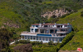 22435 Pacific Coast Hwy in Malibu, CA - Building Photo - Building Photo