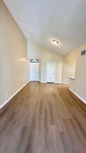 215 Lake Pointe Dr, Unit 208 in Oakland Park, FL - Building Photo - Building Photo
