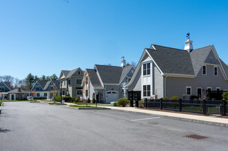 Fieldstone Way in Wellesley, MA - Building Photo - Building Photo