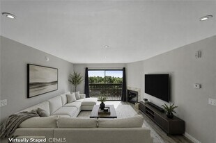 22100 Burbank Blvd, Unit 333D in Los Angeles, CA - Building Photo