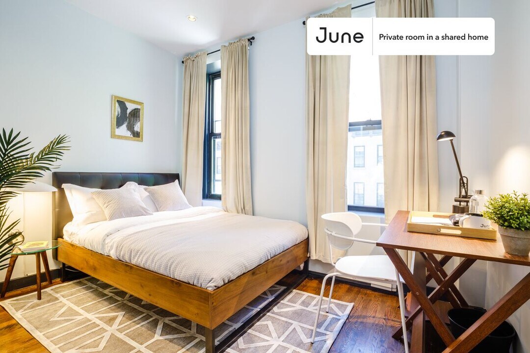 Private bedroom in 4 bed/2 bath Home in New York, NY - Building Photo