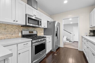 4242 Van Nuys Blvd in Sherman Oaks, CA - Building Photo - Building Photo